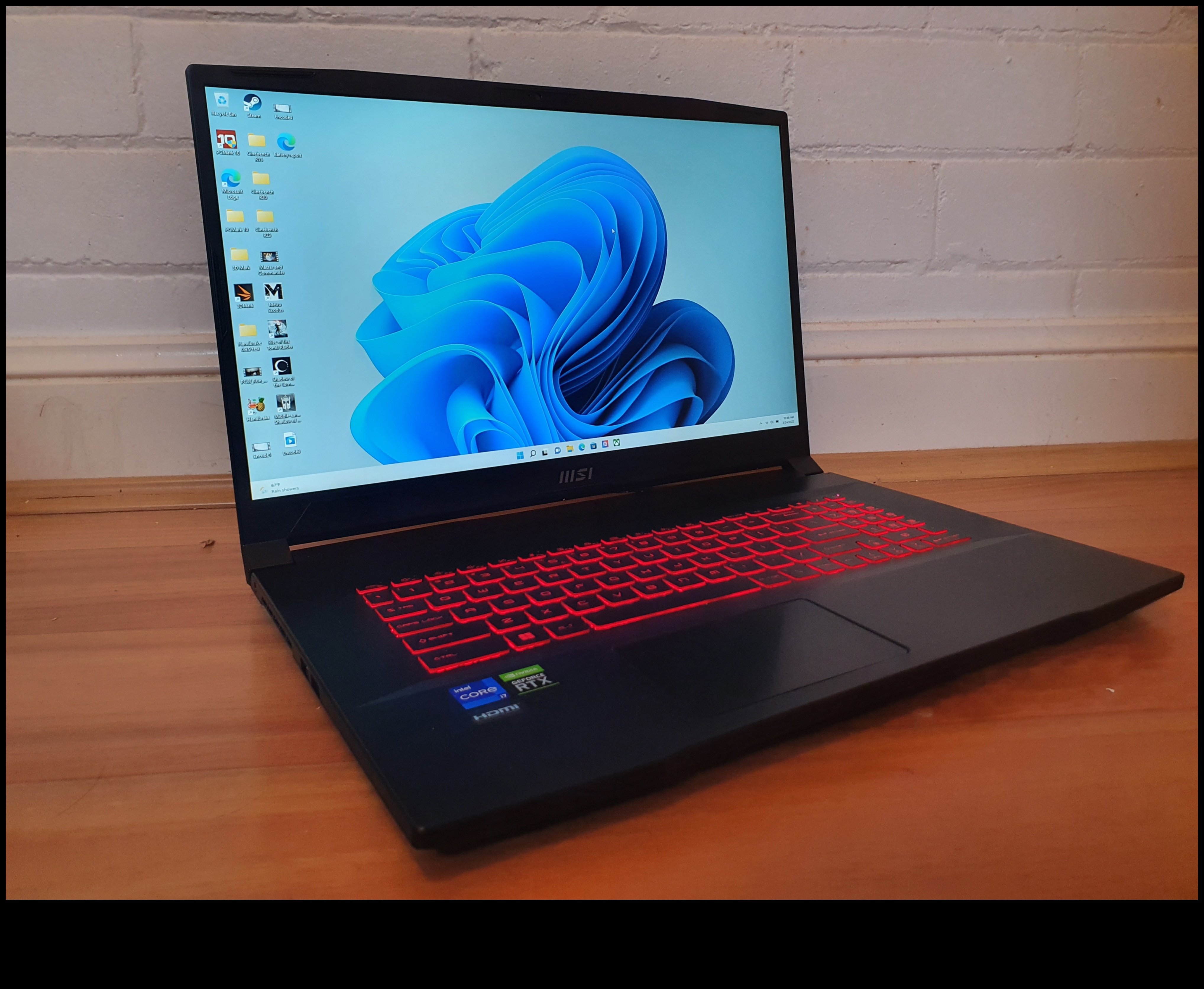 Jaudīga pārnesamība: plāni spēļu klēpjdatori ar ilgu akumulatora darbības laiku