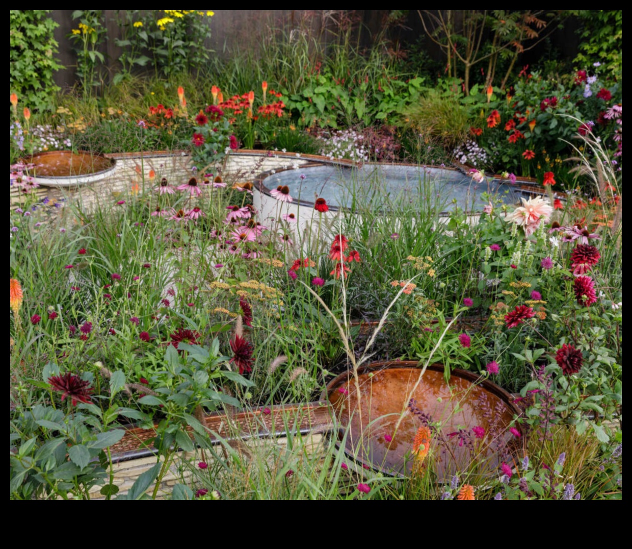 Harmony in Bloom: stilīgi akcenti jūsu dārza svētnīcai