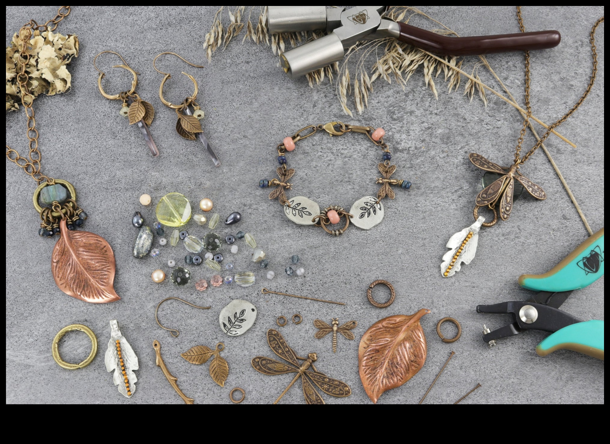 DIY aksesuāri, iedvesmojoties no dabas rakstiem: amatniecība ar lapām un spalvām