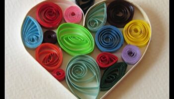 Amatniecība ar Papercraft Quilling Strips: Sarežģītu dizainu izveide